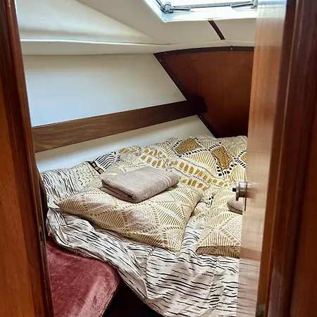 Botel Nuitee Insolite Sur Awale Celeste, Voilier De 11m Sète